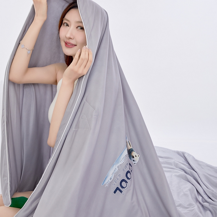 91家纺网 家纺一手货源 找家纺 VIP被业 2025新款西瓜凉感丝夏被冰淇淋云母日本凉感科技冰淇淋氨纶凉感天丝纯色夏被空调被 时光灰