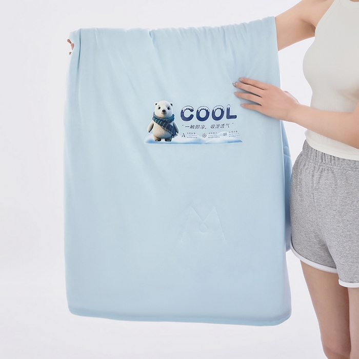 91家纺网 家纺一手货源 找家纺 VIP被业 2025新款西瓜凉感丝夏被冰淇淋云母日本凉感科技冰淇淋氨纶凉感天丝纯色夏被空调被 西湖蓝