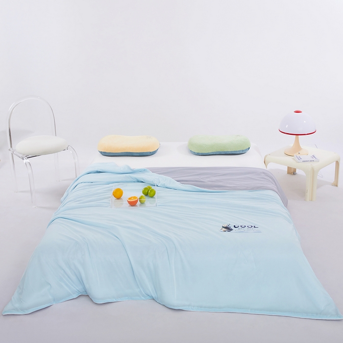 91家纺网 家纺一手货源 找家纺 VIP被业 2025新款西瓜凉感丝夏被冰淇淋云母日本凉感科技冰淇淋氨纶凉感天丝纯色夏被空调被 西湖蓝