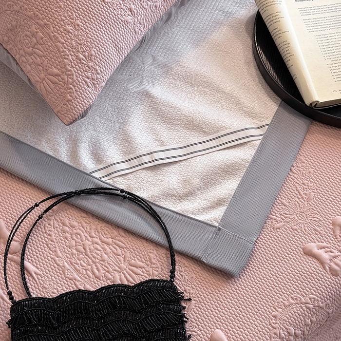 91家纺网 家纺一手货源 找家纺 佰亿莱2025新款手捧花凉席床席床笠款 床席手捧花粉