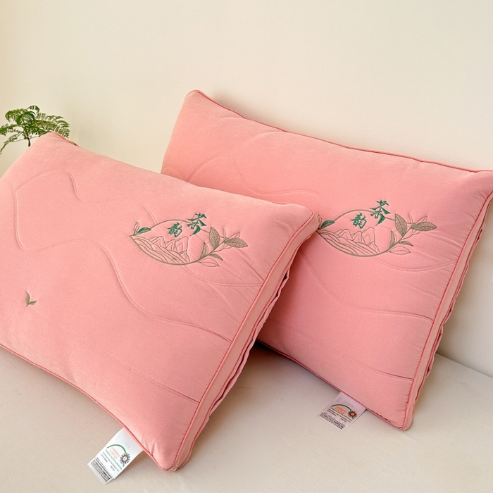 91家纺网 家纺一手货源 找家纺 佳尚枕芯 2025新款亲肤纯色刺绣枕茶韵枕芯枕头 粉色 48x74cm/只 低枕