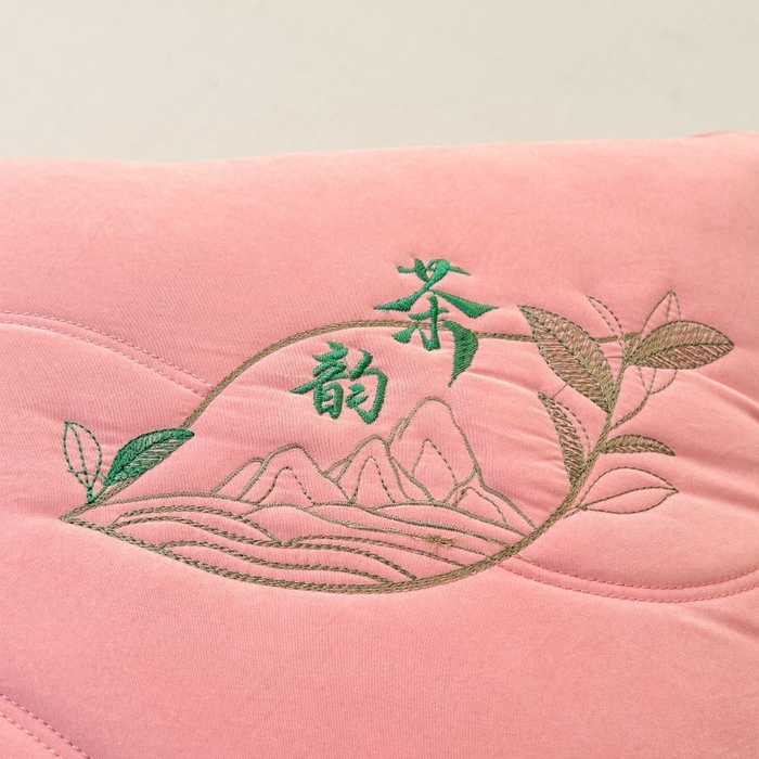 91家纺网 家纺一手货源 找家纺 佳尚枕芯 2025新款亲肤纯色刺绣枕茶韵枕芯枕头 粉色 48x74cm/只 中枕