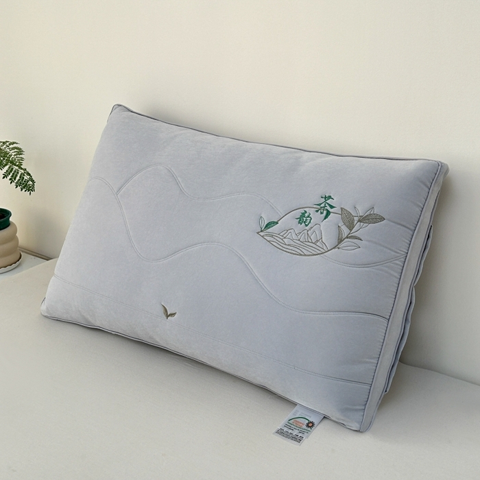 91家纺网 家纺一手货源 找家纺 佳尚枕芯 2025新款亲肤纯色刺绣枕茶韵枕芯枕头 灰色 48x74cm/只 中枕