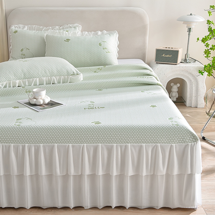 91家纺网 家纺一手货源 找家纺 赛丽雅 2025爆款A类凉感豆豆凉席三件套床裙款冰丝软席子床笠款凉席 卡皮巴拉-绿