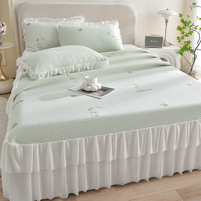 91家纺网 家纺一手货源 找家纺 赛丽雅 2025爆款A类凉感豆豆凉席三件套床裙款冰丝软席子床笠款凉席 卡皮巴拉-绿