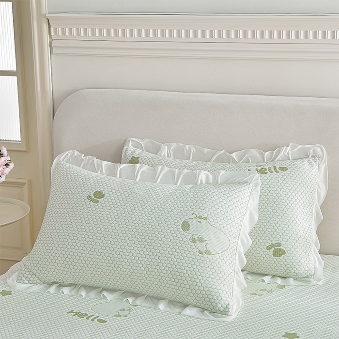 91家纺网 家纺一手货源 找家纺 赛丽雅 2025爆款A类凉感豆豆凉席三件套床裙款冰丝软席子床笠款凉席 卡皮巴拉-绿