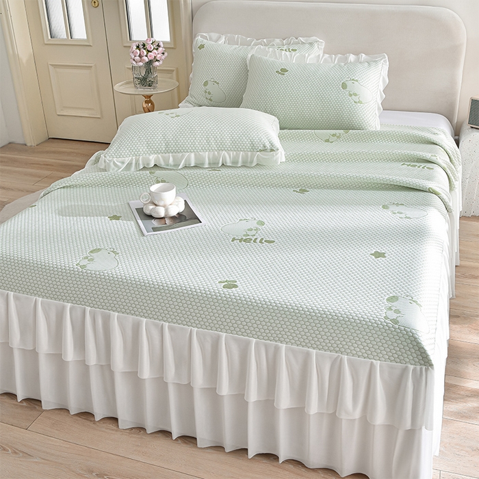 91家纺网 家纺一手货源 找家纺 赛丽雅 2025爆款A类凉感豆豆凉席三件套床裙款冰丝软席子床笠款凉席 卡皮巴拉-绿