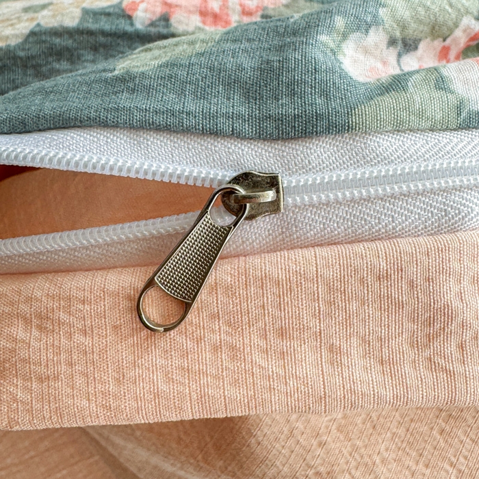 91家纺网 家纺一手货源 找家纺 艾特你 2025新款云感针织双层纱四件套 花簇