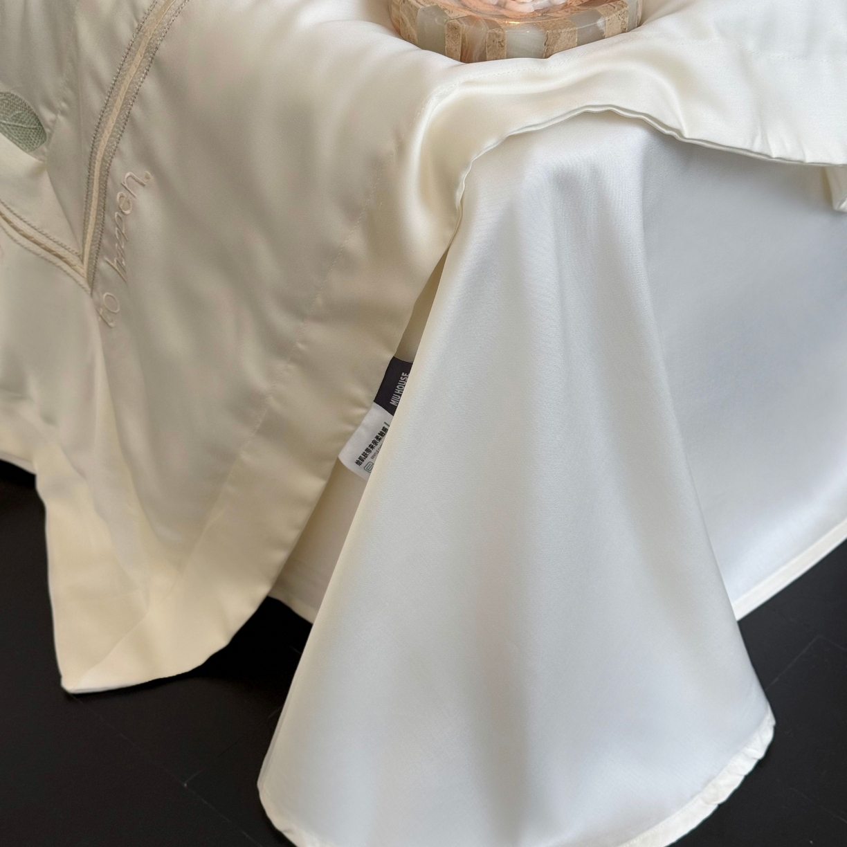 91家纺网 家纺一手货源 找家纺 MIU缪家居 2025新款60支兰精天丝夏被四件套 沁山茶【劵后控价398 298】 清雅白