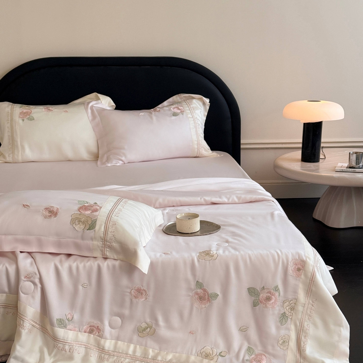 91家纺网 家纺一手货源 找家纺 MIU缪家居 2025新款60支兰精天丝夏被四件套 沁山茶【劵后控价398 298】 山茶粉