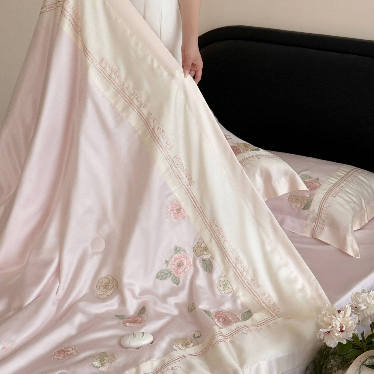 91家纺网 家纺一手货源 找家纺 MIU缪家居 2025新款60支兰精天丝夏被四件套 沁山茶【劵后控价398 298】 山茶粉