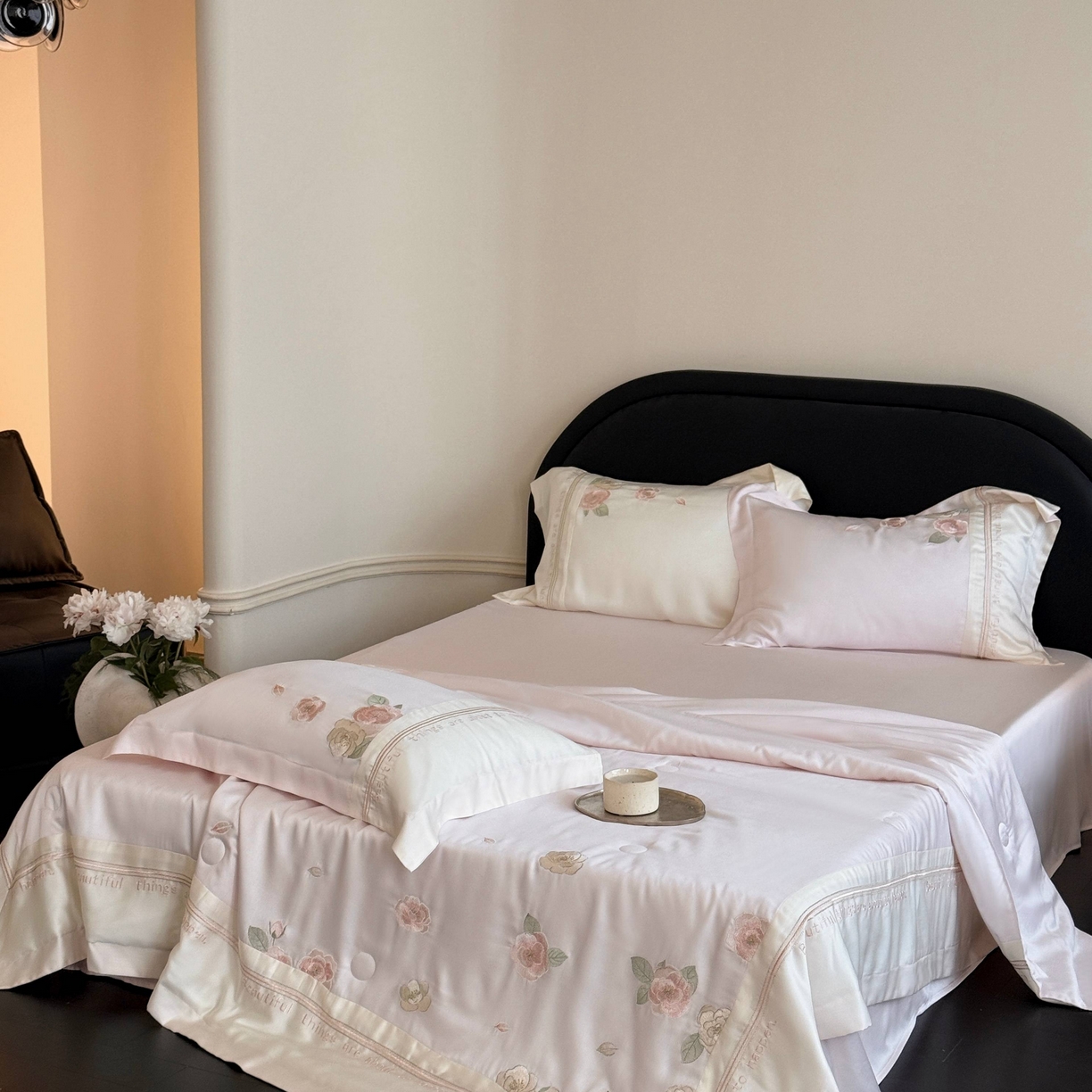 91家纺网 家纺一手货源 找家纺 MIU缪家居 2025新款60支兰精天丝夏被四件套 沁山茶【劵后控价398 298】 山茶粉