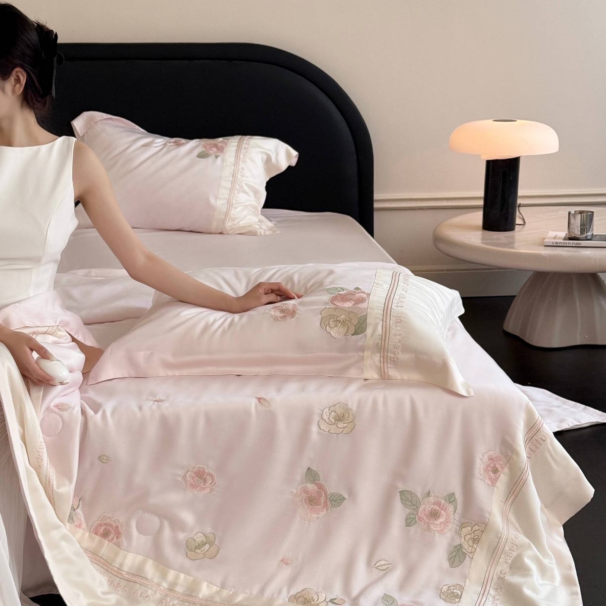 91家纺网 家纺一手货源 找家纺 MIU缪家居 2025新款60支兰精天丝夏被四件套 沁山茶【劵后控价398 298】 山茶粉