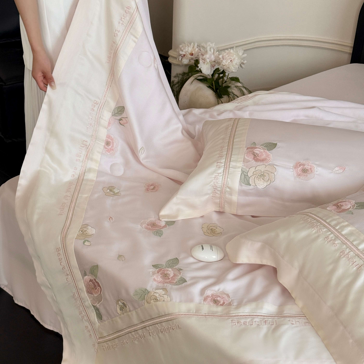 91家纺网 家纺一手货源 找家纺 MIU缪家居 2025新款60支兰精天丝夏被四件套 沁山茶【劵后控价398 298】 山茶粉