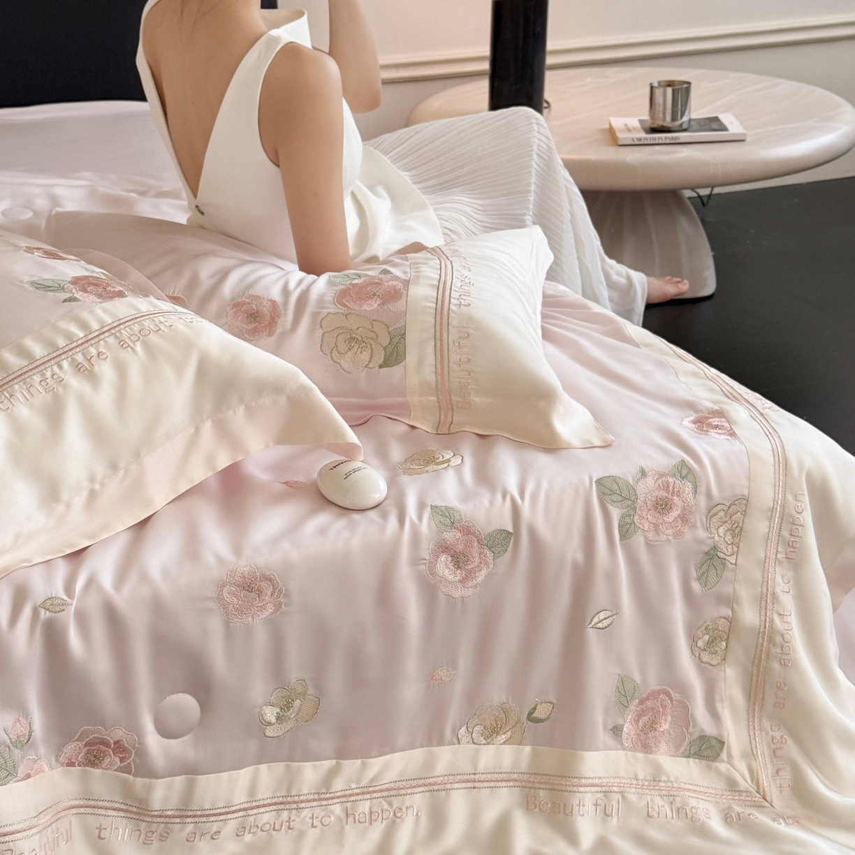 91家纺网 家纺一手货源 找家纺 MIU缪家居 2025新款60支兰精天丝夏被四件套 沁山茶【劵后控价398 298】 山茶粉