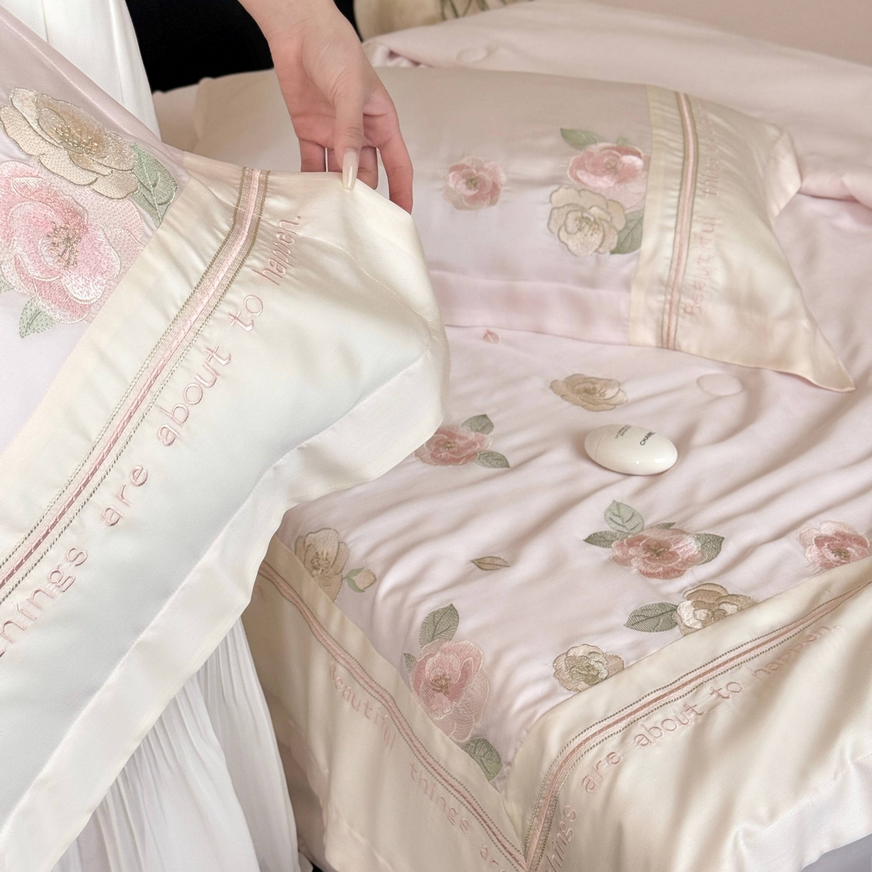 91家纺网 家纺一手货源 找家纺 MIU缪家居 2025新款60支兰精天丝夏被四件套 沁山茶【劵后控价398 298】 山茶粉