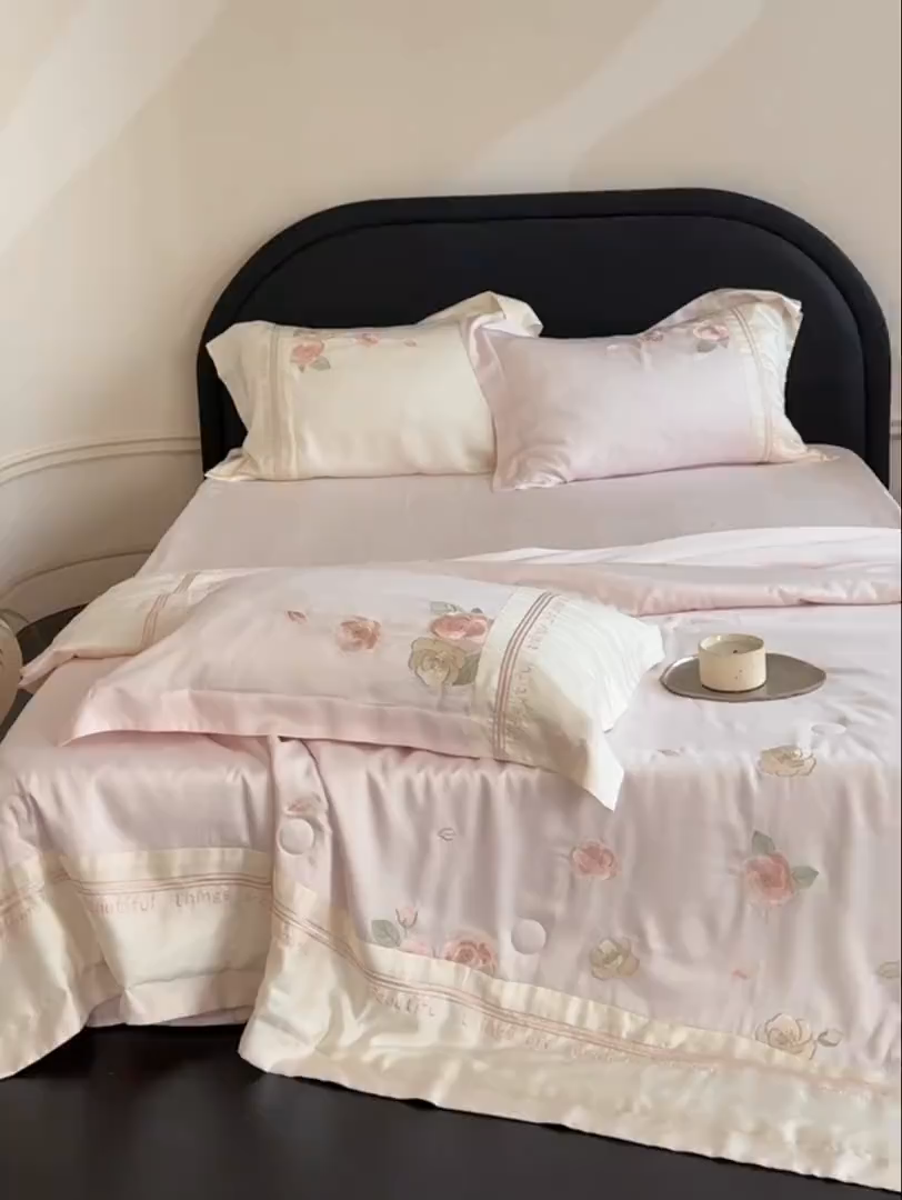 91家纺网 家纺一手货源 找家纺 MIU缪家居 2025新款60支兰精天丝夏被四件套 沁山茶【劵后控价398 298】 山茶粉