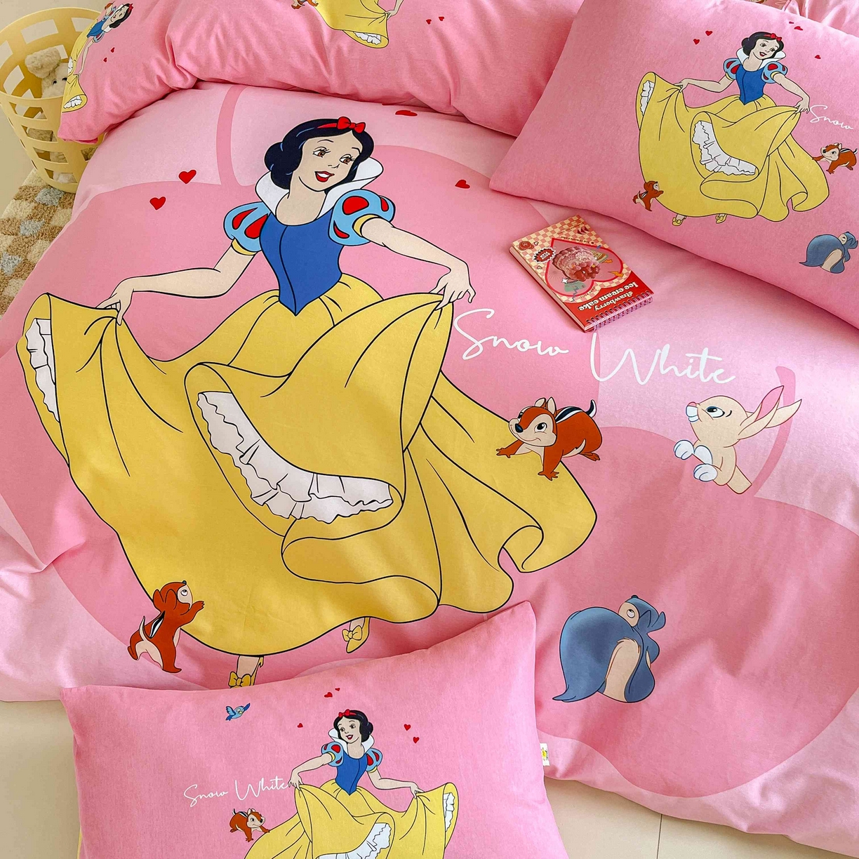 91家纺网 家纺一手货源 找家纺 玉元坊 2025年5月新品 大版卡通全棉纯棉床单床笠加厚四件套 舞动精灵粉