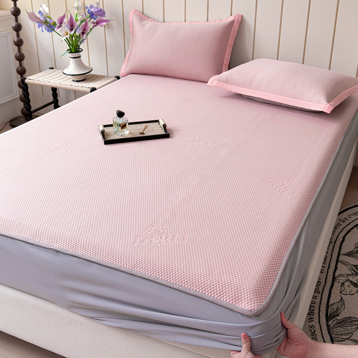 91家纺网 家纺一手货源 找家纺 瑞兴纺 2025新款复合加厚高克重凉感席床笠款 玫瑰之恋-粉