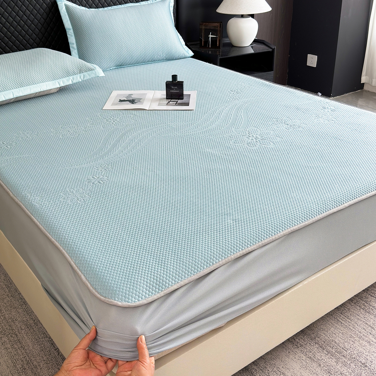 91家纺网 家纺一手货源 找家纺 瑞兴纺 2025新款复合加厚高克重凉感席床笠款 五朵金花-蓝