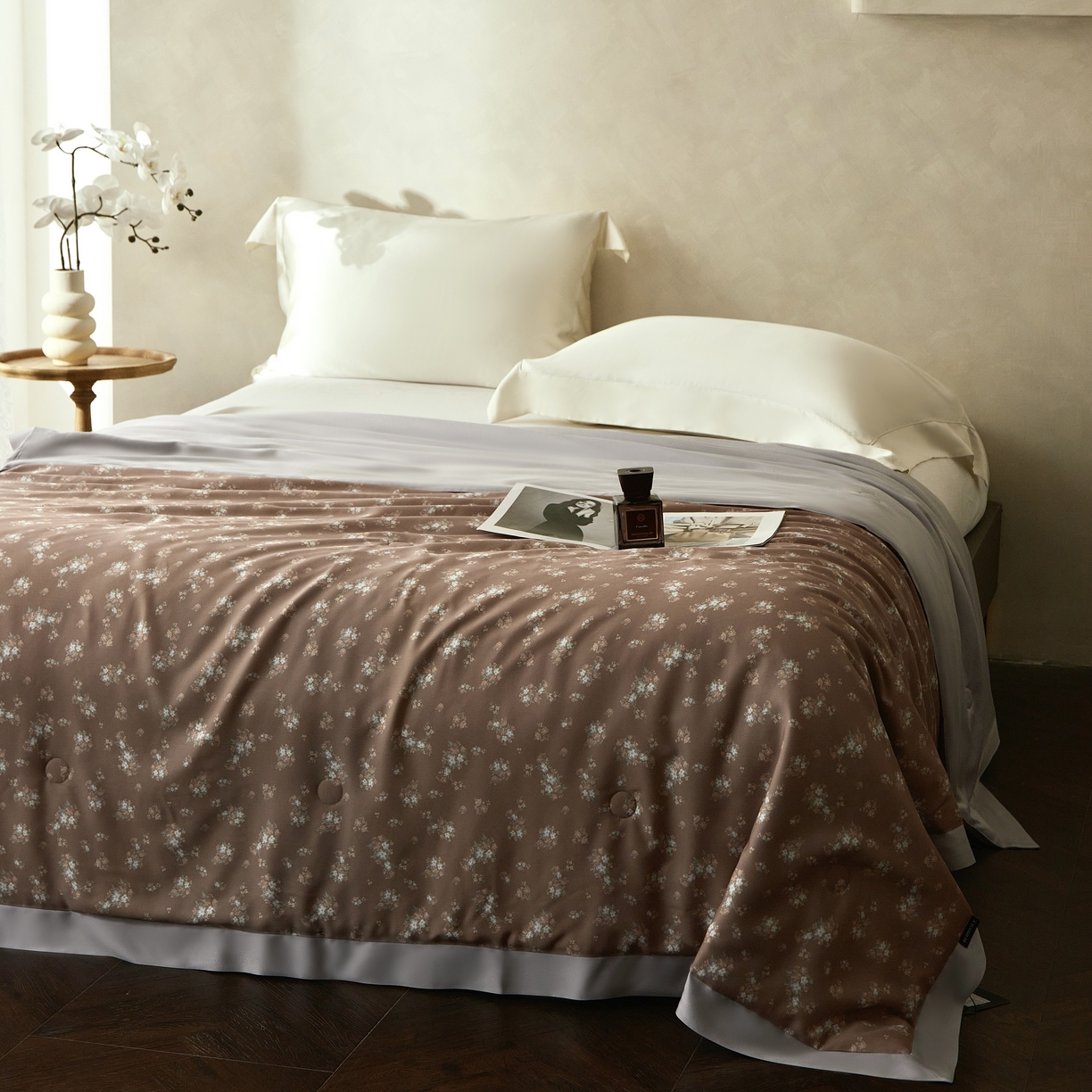 91家纺网 家纺一手货源 找家纺 2025新款【DM】莫代尔印花小碎花夏被-风格一 琉璃（咖）