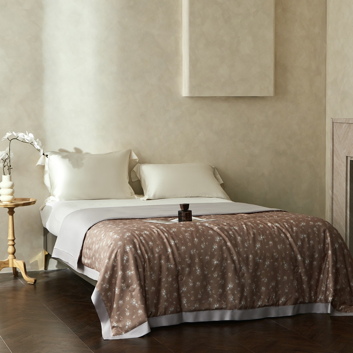 91家纺网 家纺一手货源 找家纺 2025新款【DM】莫代尔印花小碎花夏被-风格一 琉璃（咖）