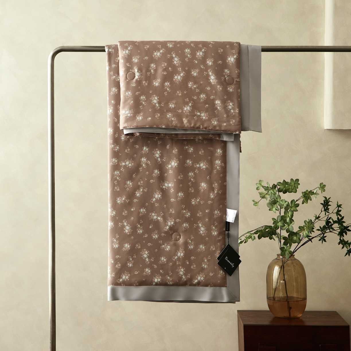 91家纺网 家纺一手货源 找家纺 2025新款【DM】莫代尔印花小碎花夏被-风格一 琉璃（咖）