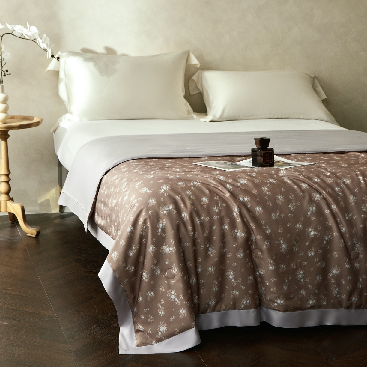 91家纺网 家纺一手货源 找家纺 2025新款【DM】莫代尔印花小碎花夏被-风格一 琉璃（咖）