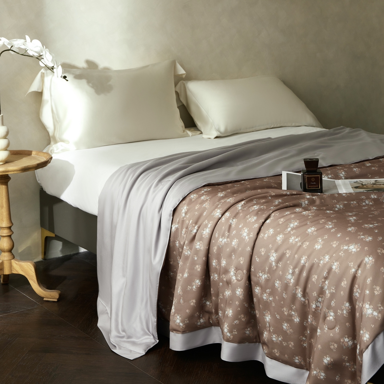 91家纺网 家纺一手货源 找家纺 2025新款【DM】莫代尔印花小碎花夏被-风格一 琉璃（咖）