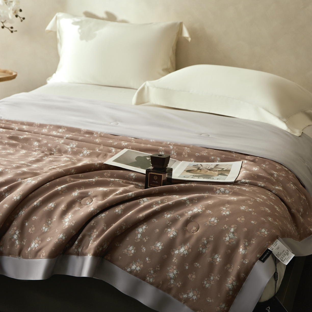 91家纺网 家纺一手货源 找家纺 2025新款【DM】莫代尔印花小碎花夏被-风格一 琉璃（咖）