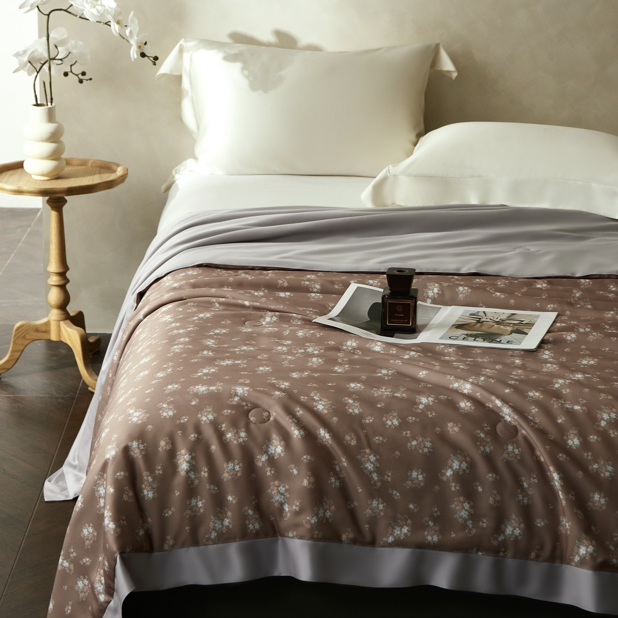 91家纺网 家纺一手货源 找家纺 2025新款【DM】莫代尔印花小碎花夏被-风格一 琉璃（咖）