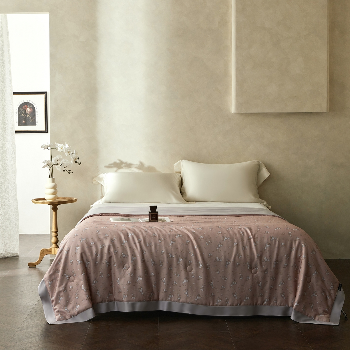 91家纺网 家纺一手货源 找家纺 2025新款【DM】莫代尔印花小碎花夏被-风格一 时光（豆粉）