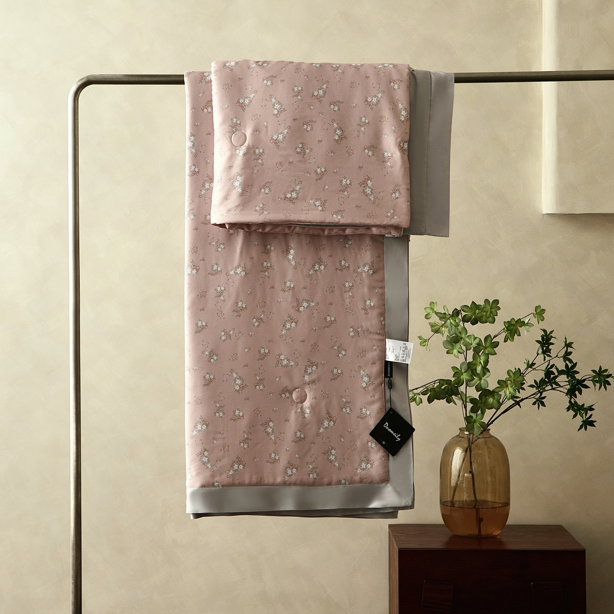 91家纺网 家纺一手货源 找家纺 2025新款【DM】莫代尔印花小碎花夏被-风格一 时光（豆粉）