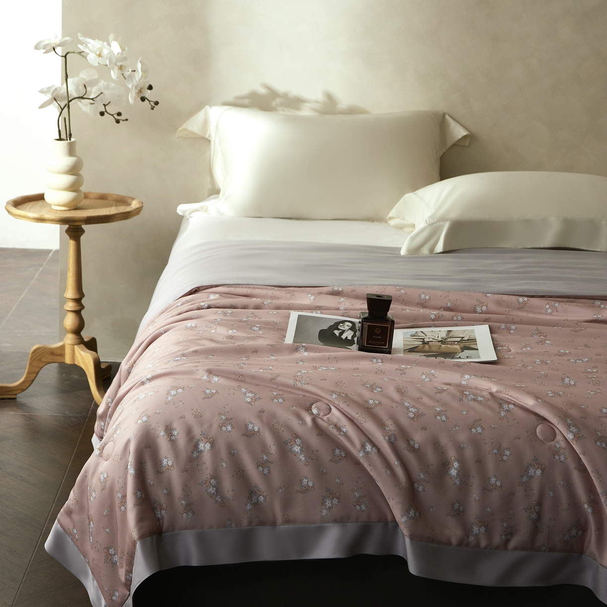 91家纺网 家纺一手货源 找家纺 2025新款【DM】莫代尔印花小碎花夏被-风格一 时光（豆粉）