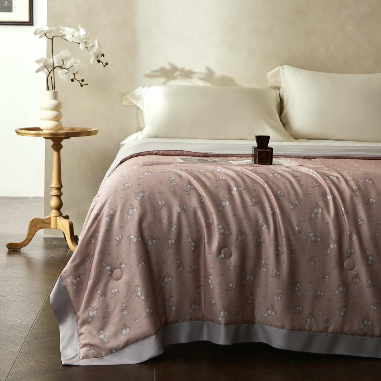 91家纺网 家纺一手货源 找家纺 2025新款【DM】莫代尔印花小碎花夏被-风格一 时光（豆粉）