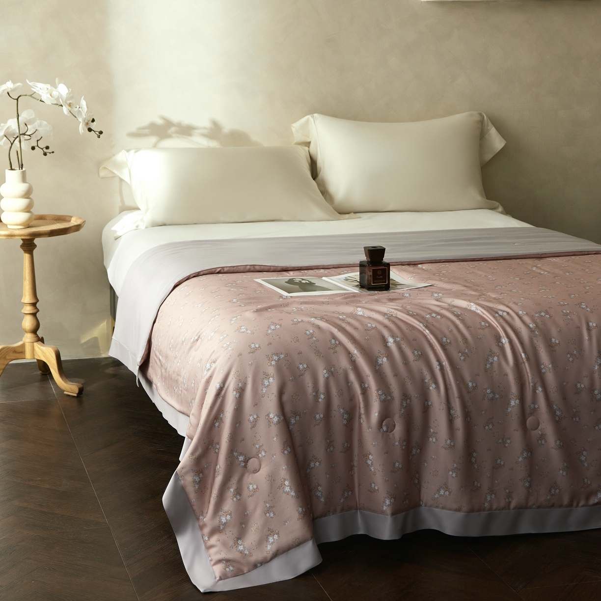 91家纺网 家纺一手货源 找家纺 2025新款【DM】莫代尔印花小碎花夏被-风格一 时光（豆粉）