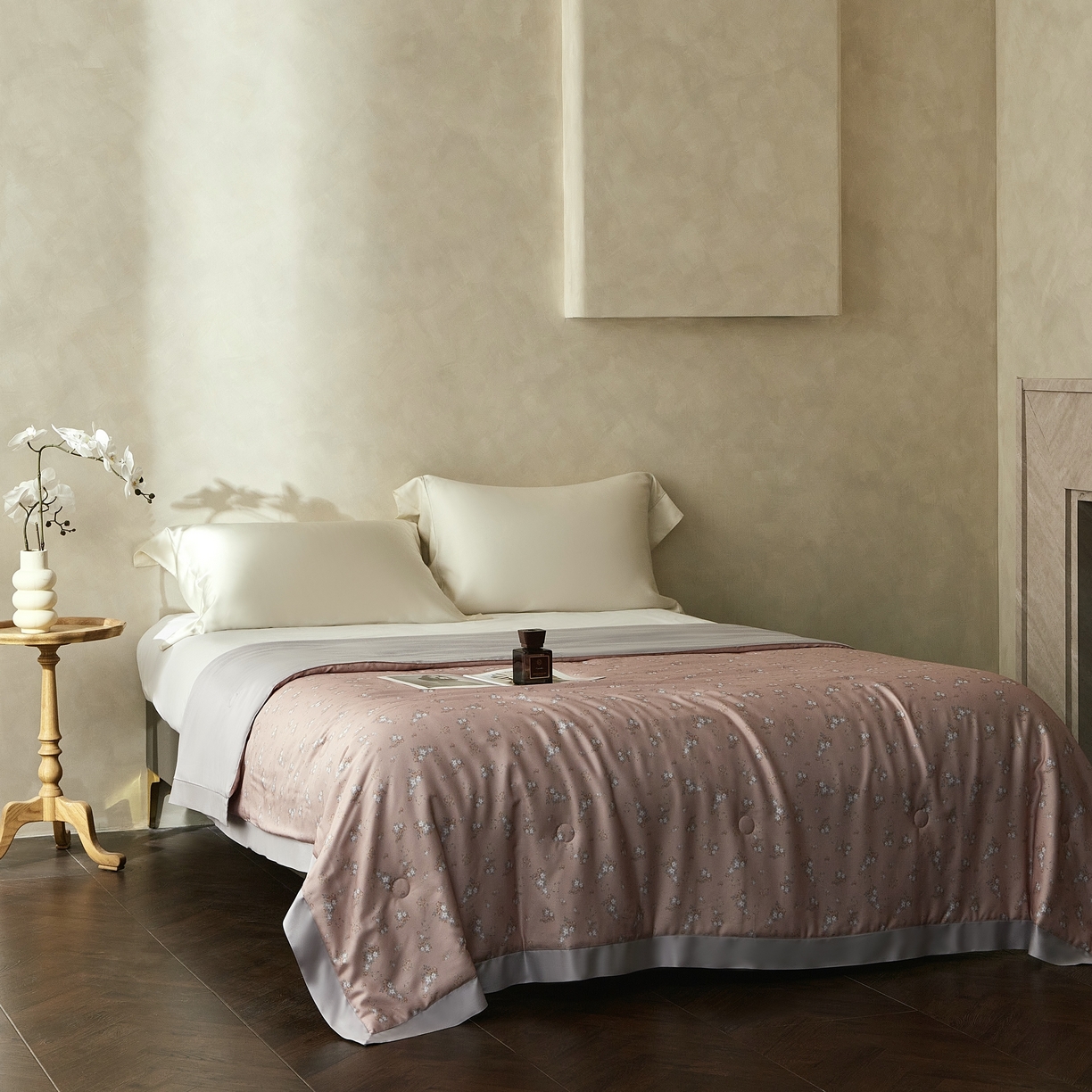 91家纺网 家纺一手货源 找家纺 2025新款【DM】莫代尔印花小碎花夏被-风格一 时光（豆粉）