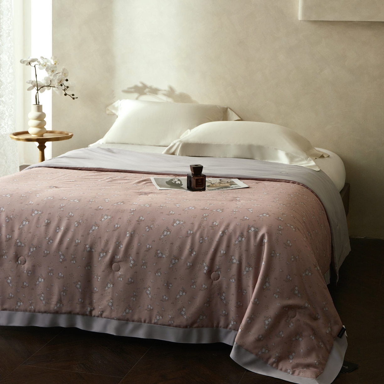 91家纺网 家纺一手货源 找家纺 2025新款【DM】莫代尔印花小碎花夏被-风格一 时光（豆粉）