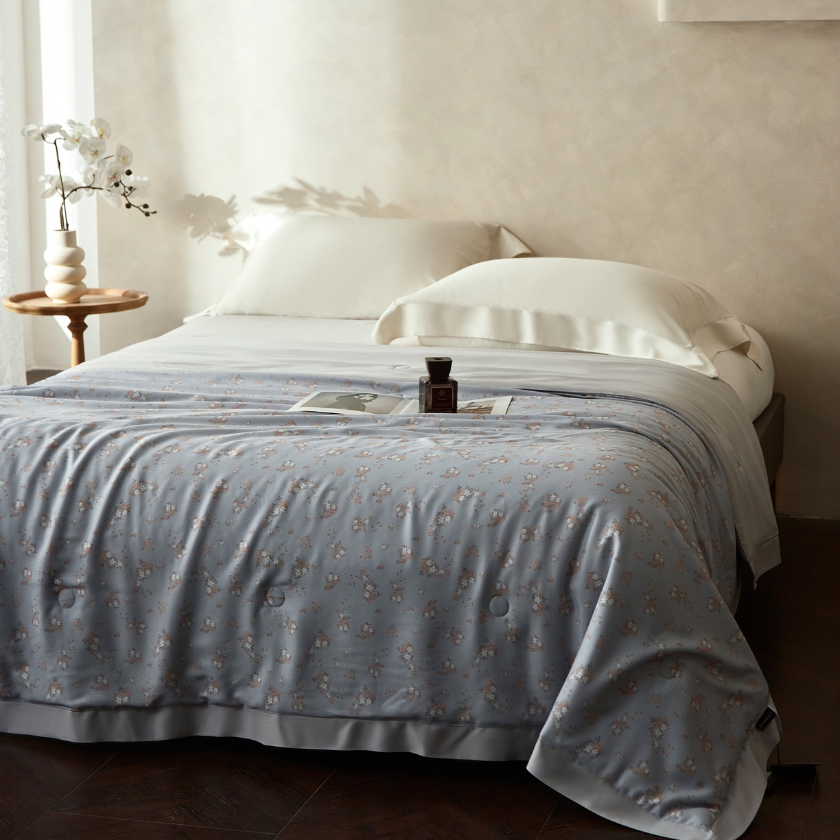 91家纺网 家纺一手货源 找家纺 2025新款【DM】莫代尔印花小碎花夏被-风格一 时光（灰）