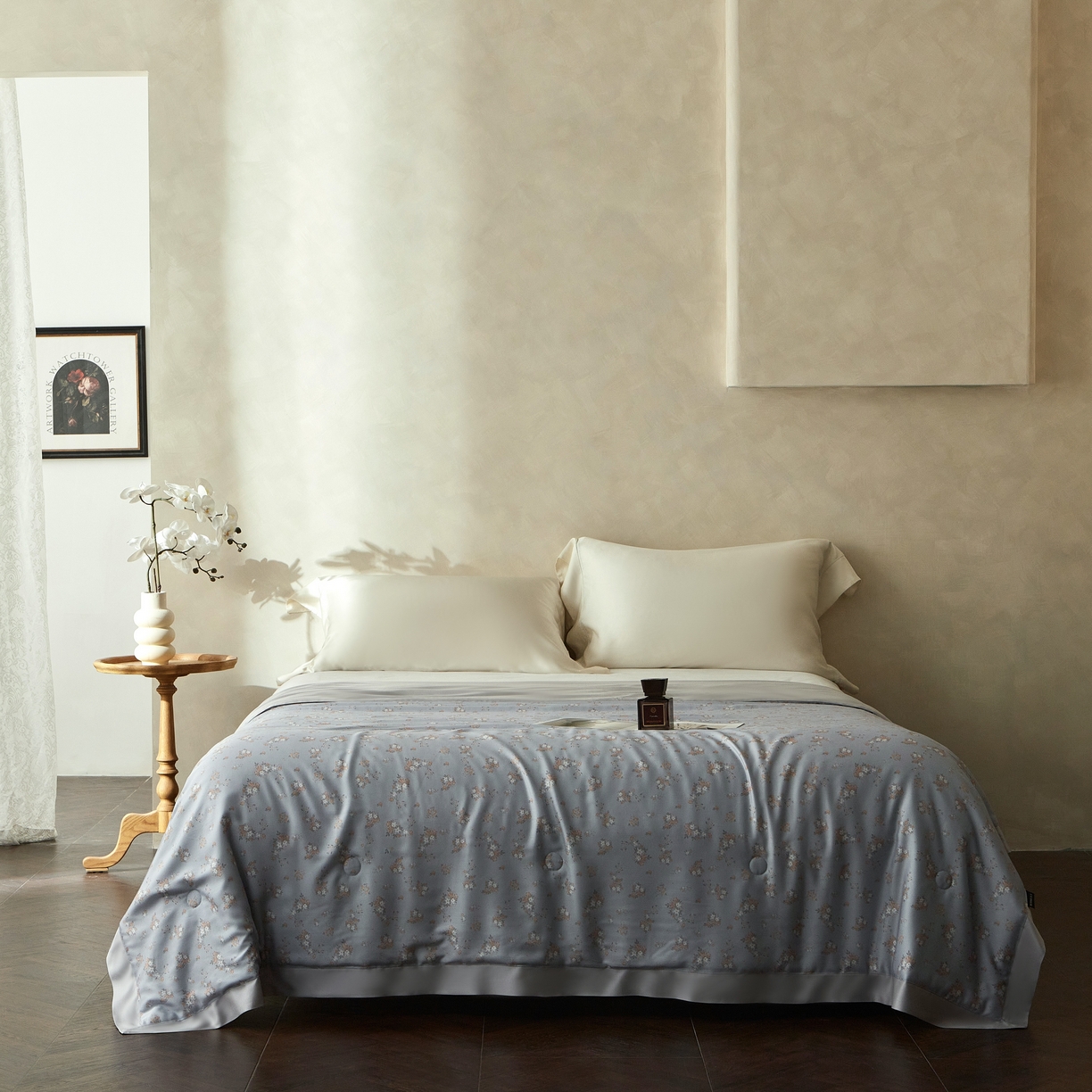 91家纺网 家纺一手货源 找家纺 2025新款【DM】莫代尔印花小碎花夏被-风格一 时光（灰）