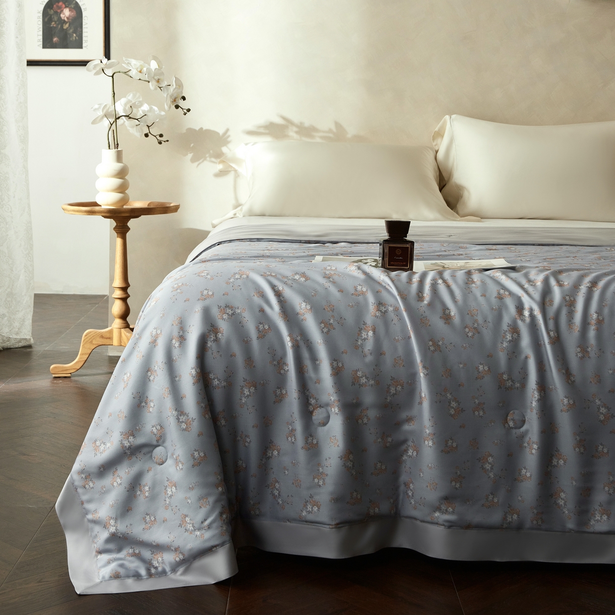 91家纺网 家纺一手货源 找家纺 2025新款【DM】莫代尔印花小碎花夏被-风格一 时光（灰）