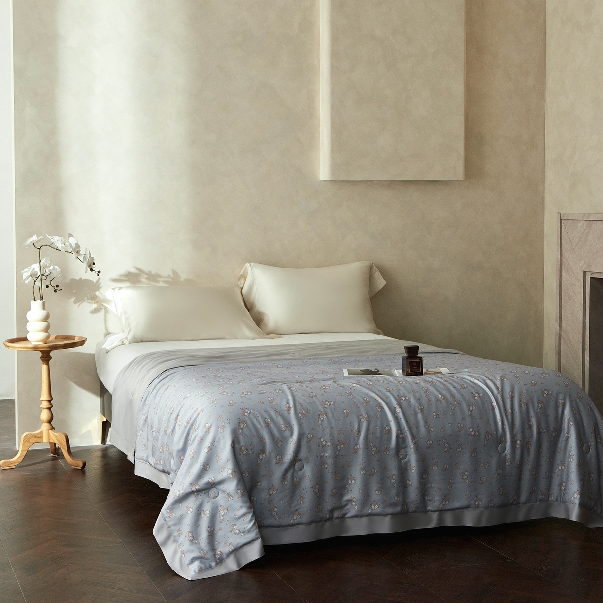 91家纺网 家纺一手货源 找家纺 2025新款【DM】莫代尔印花小碎花夏被-风格一 时光（灰）