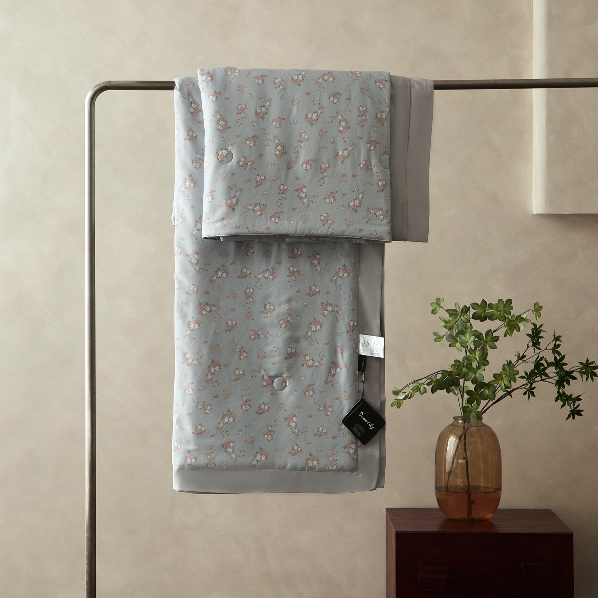 91家纺网 家纺一手货源 找家纺 2025新款【DM】莫代尔印花小碎花夏被-风格一 时光（灰）