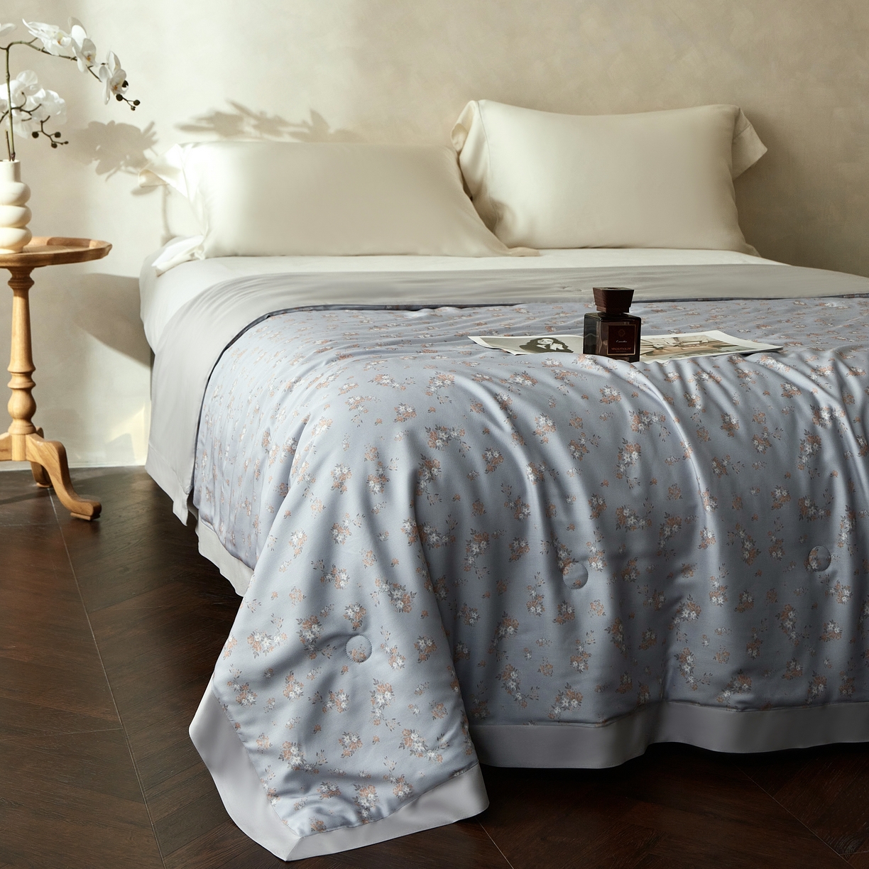 91家纺网 家纺一手货源 找家纺 2025新款【DM】莫代尔印花小碎花夏被-风格一 时光（灰）