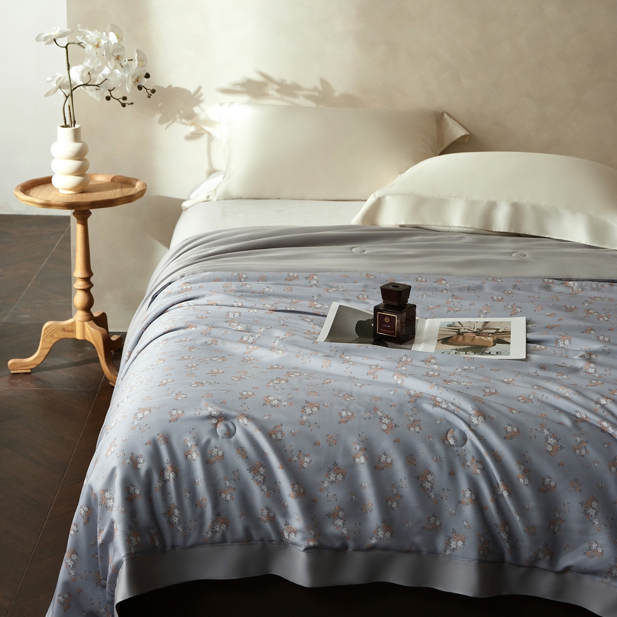 91家纺网 家纺一手货源 找家纺 2025新款【DM】莫代尔印花小碎花夏被-风格一 时光（灰）