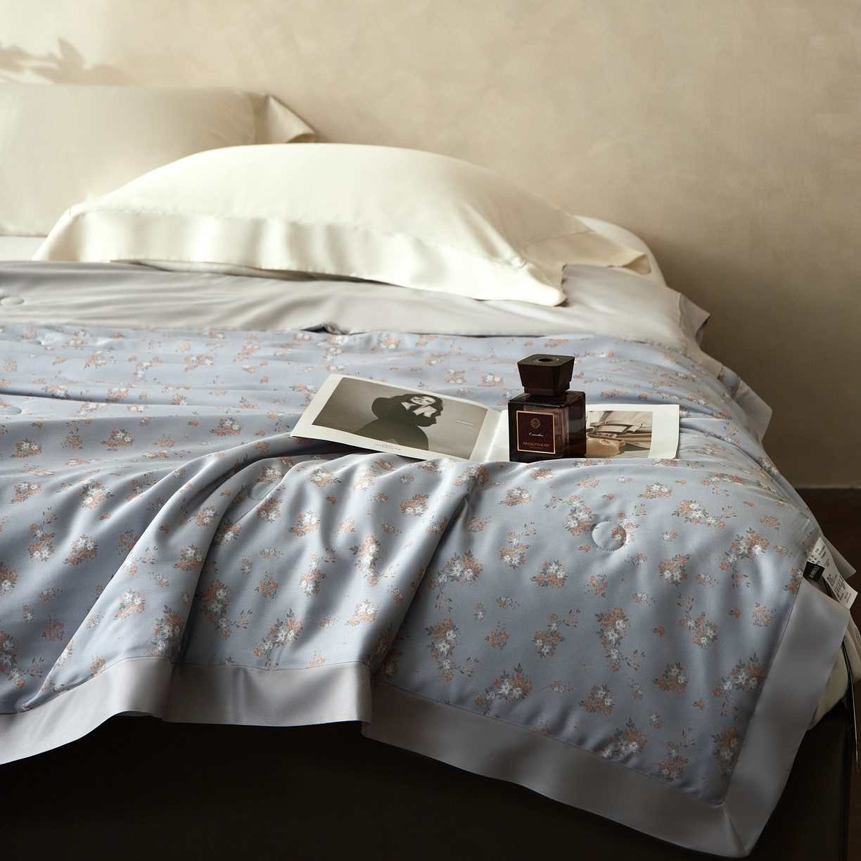 2025新款【DM】莫代尔印花小碎花夏被-风格一 时光（灰）