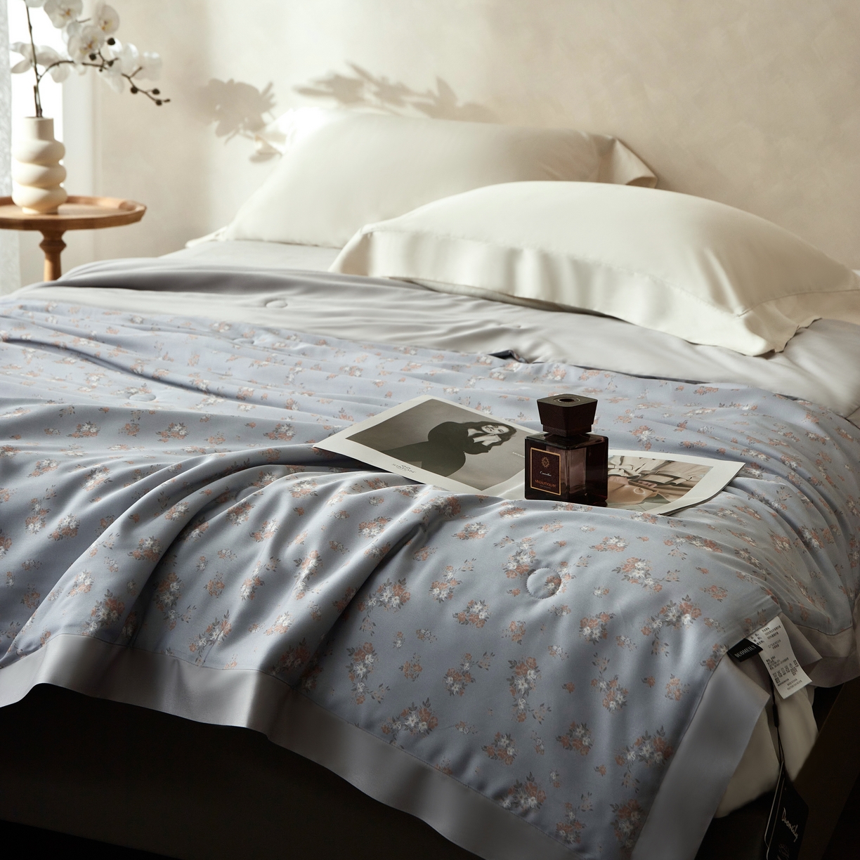 91家纺网 家纺一手货源 找家纺 2025新款【DM】莫代尔印花小碎花夏被-风格一 时光（灰）