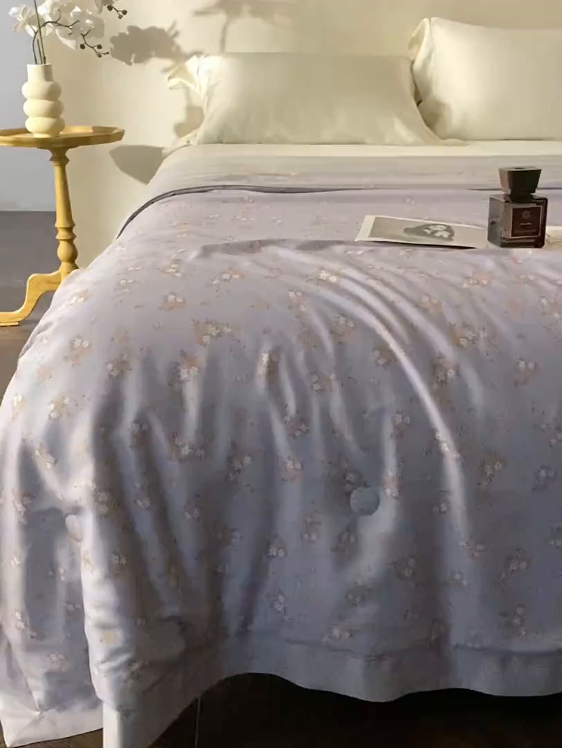 91家纺网 家纺一手货源 找家纺 2025新款【DM】莫代尔印花小碎花夏被-风格一 时光（灰）