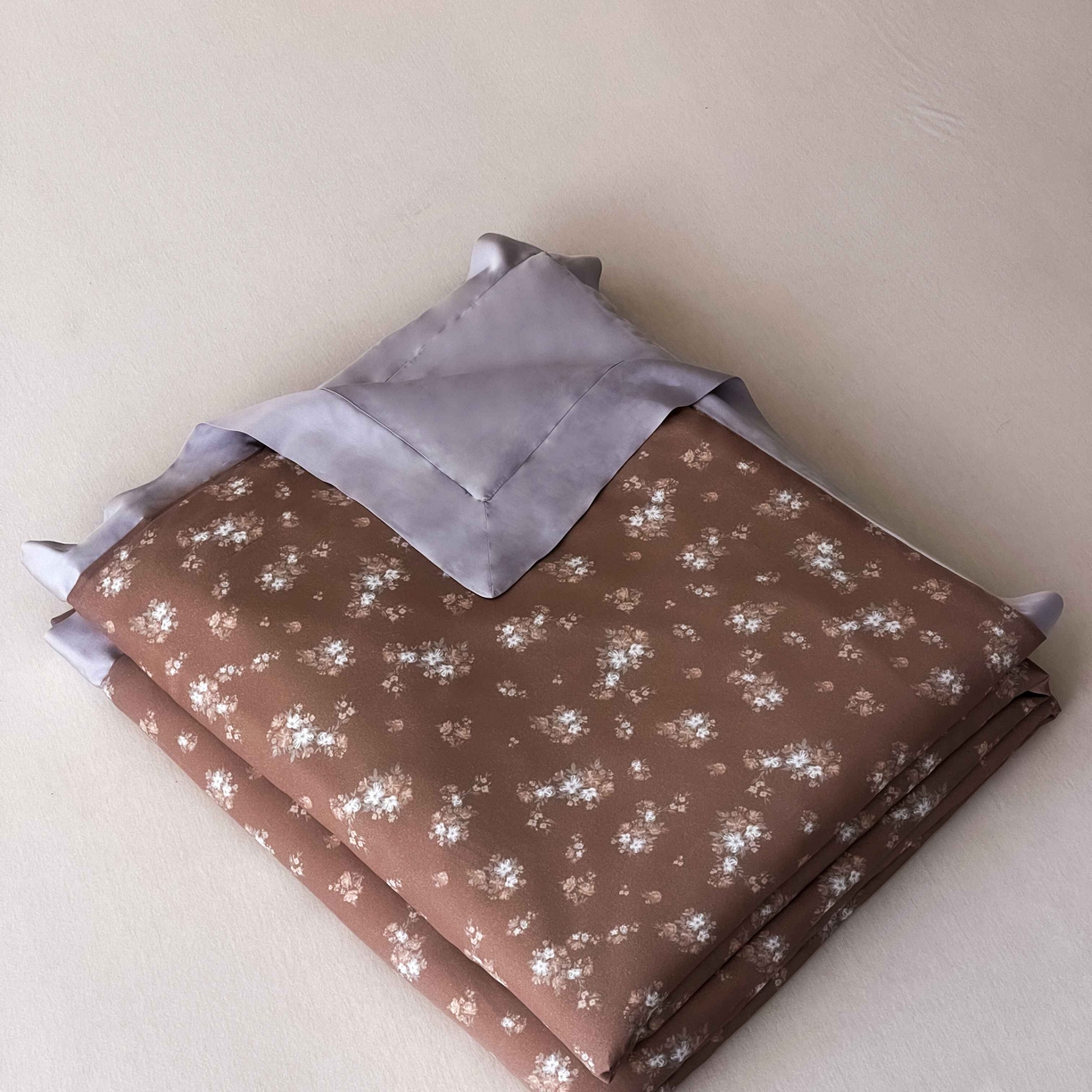 91家纺网 家纺一手货源 找家纺 南通朵美纺织品有限公司 2025新款【DM】莫代尔印花小碎花夏被-风格二 琉璃（咖）