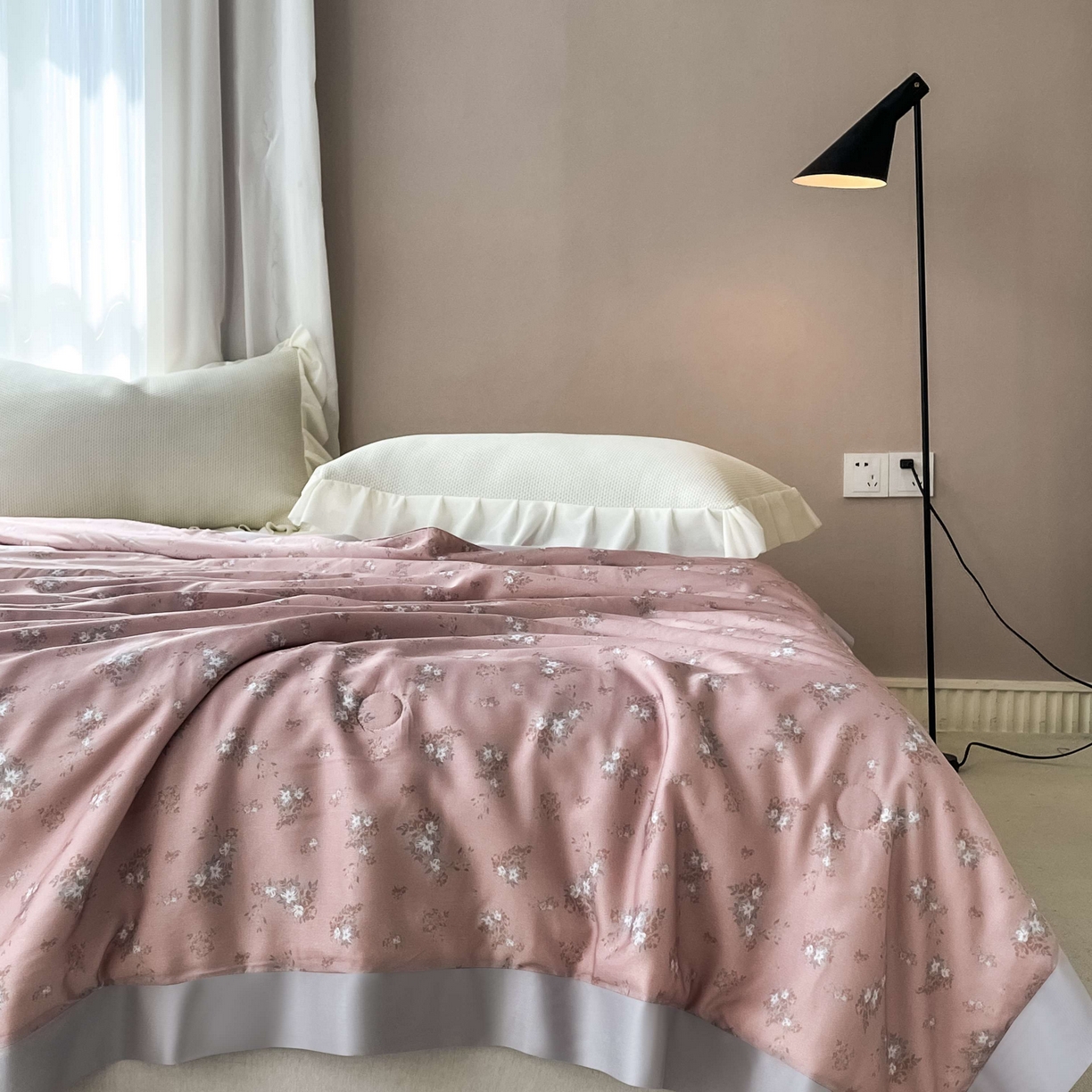 91家纺网 家纺一手货源 找家纺 南通朵美纺织品有限公司 2025新款【DM】莫代尔印花小碎花夏被-风格二 时光（豆粉）